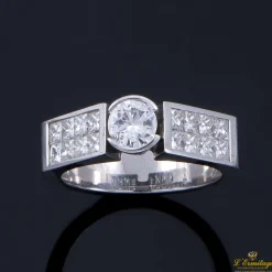 ANILLOS / SORTIJAS Sortija en oro blanco con diamantes naturales.