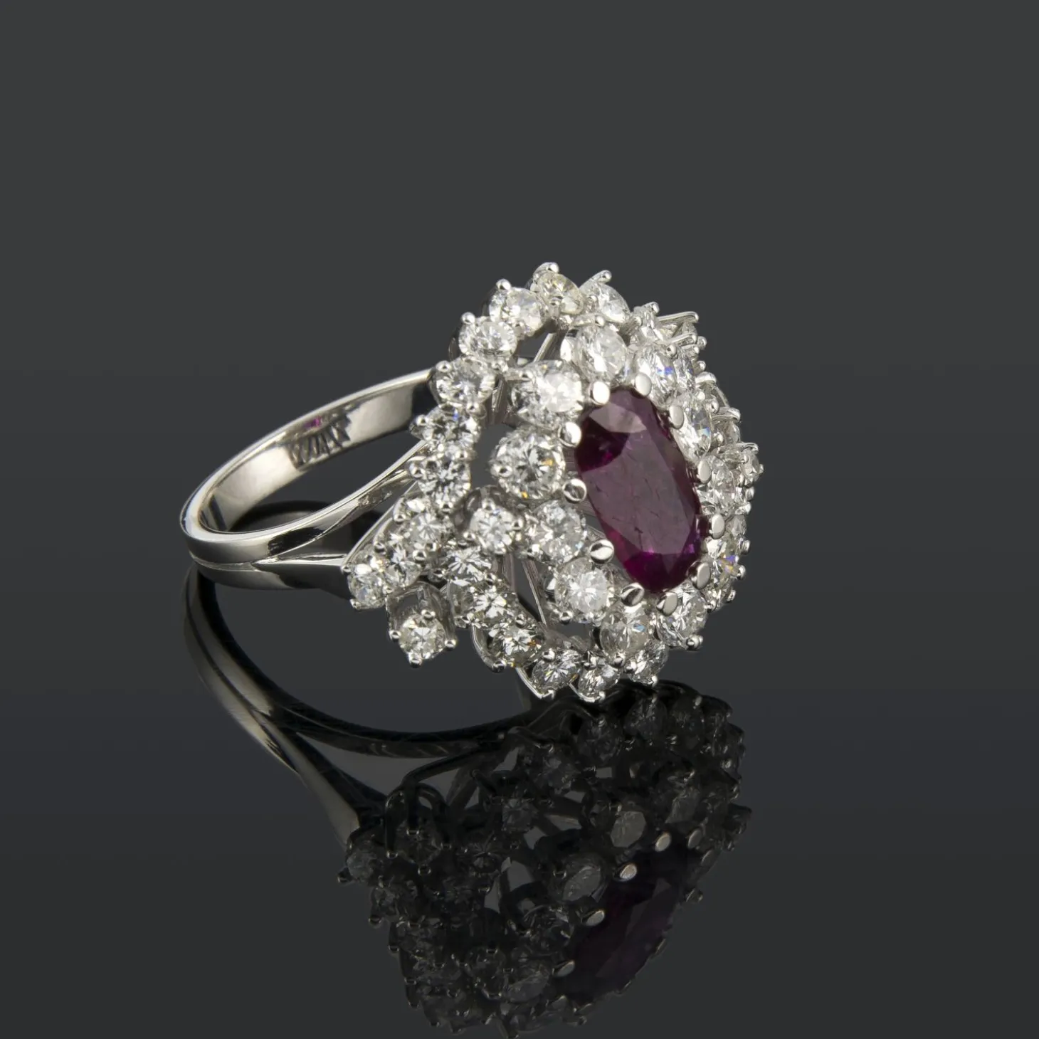 ANILLOS / SORTIJAS Sortija en oro blanco 14k con brillantes y rubí.