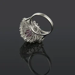 ANILLOS / SORTIJAS Sortija en oro blanco 14k con brillantes y rubí.