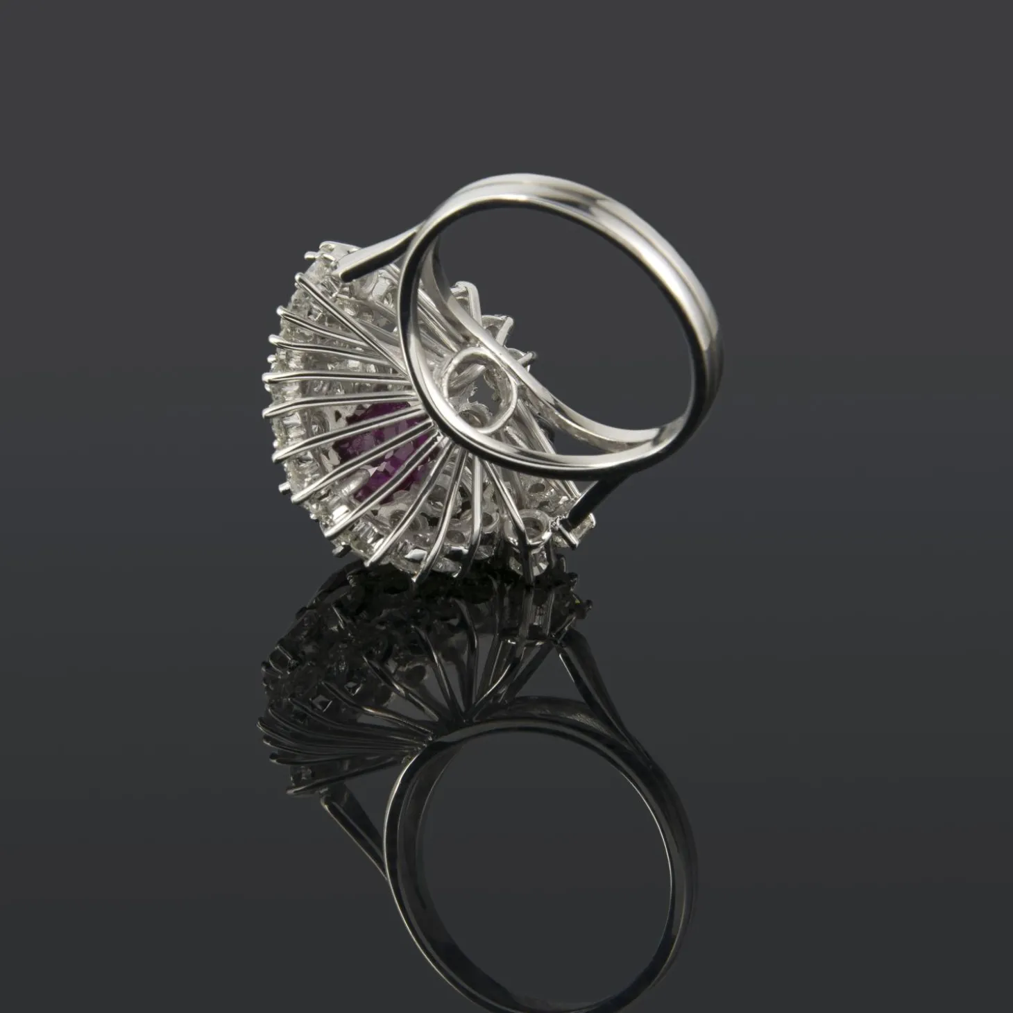 ANILLOS / SORTIJAS Sortija en oro blanco 14k con brillantes y rubí.