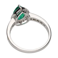 ANILLOS / SORTIJAS Sortija en oro blanco con esmeralda y diamantes. Talla 15.
