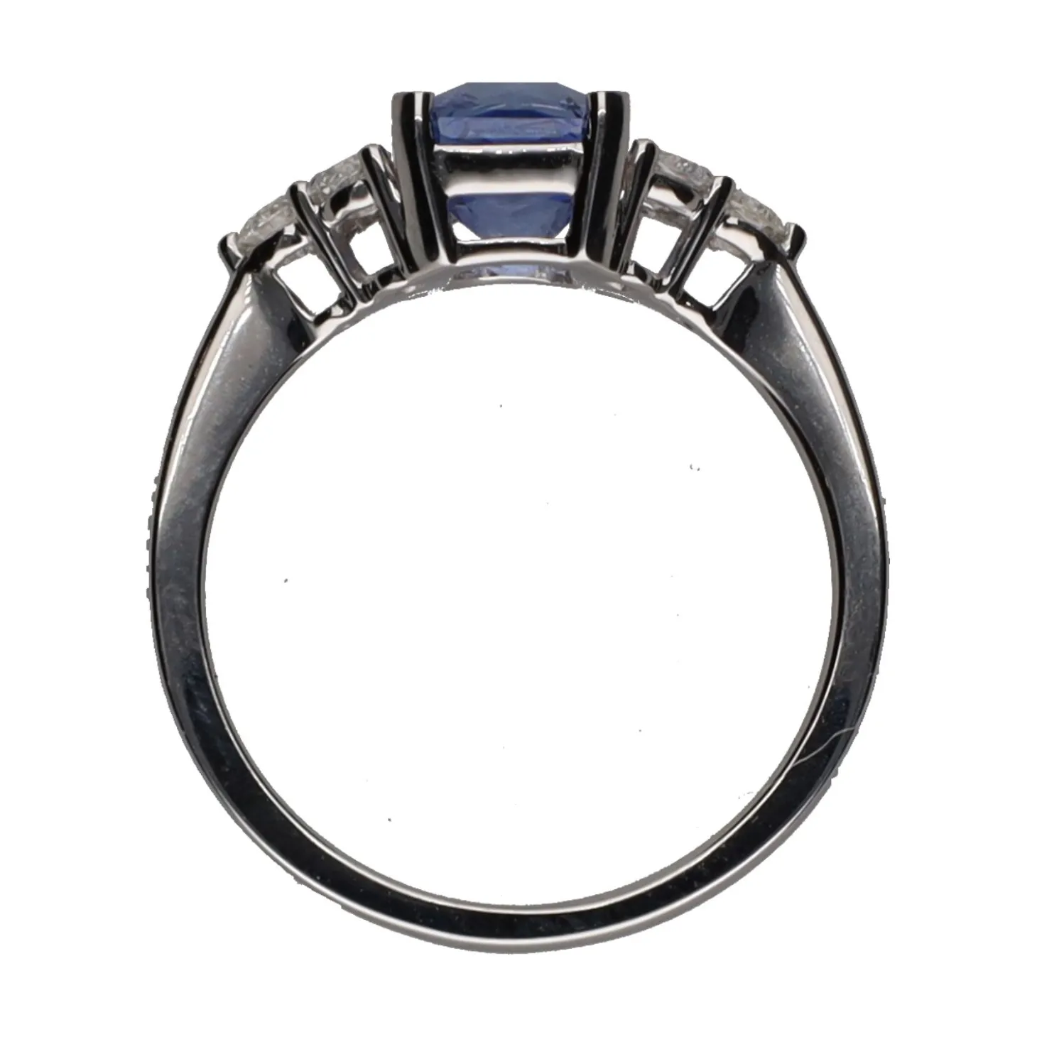 ANILLOS / SORTIJAS Sortija en oro blanco con zafiros y brillantes. Talla 14.