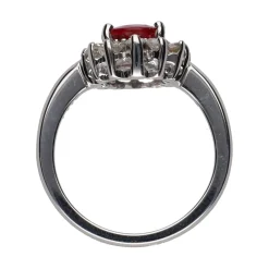 ANILLOS / SORTIJAS Sortija en oro blanco con rubí y orla de brillantes. Talla 13.