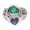 ANILLOS / SORTIJAS Sortija en oro blanco con zafiro, esmeralda y diamantes. Talla 10
