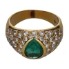 ANILLOS / SORTIJAS Sortija en oro amarillo con una esmeralda y brillantes. Talla 12.