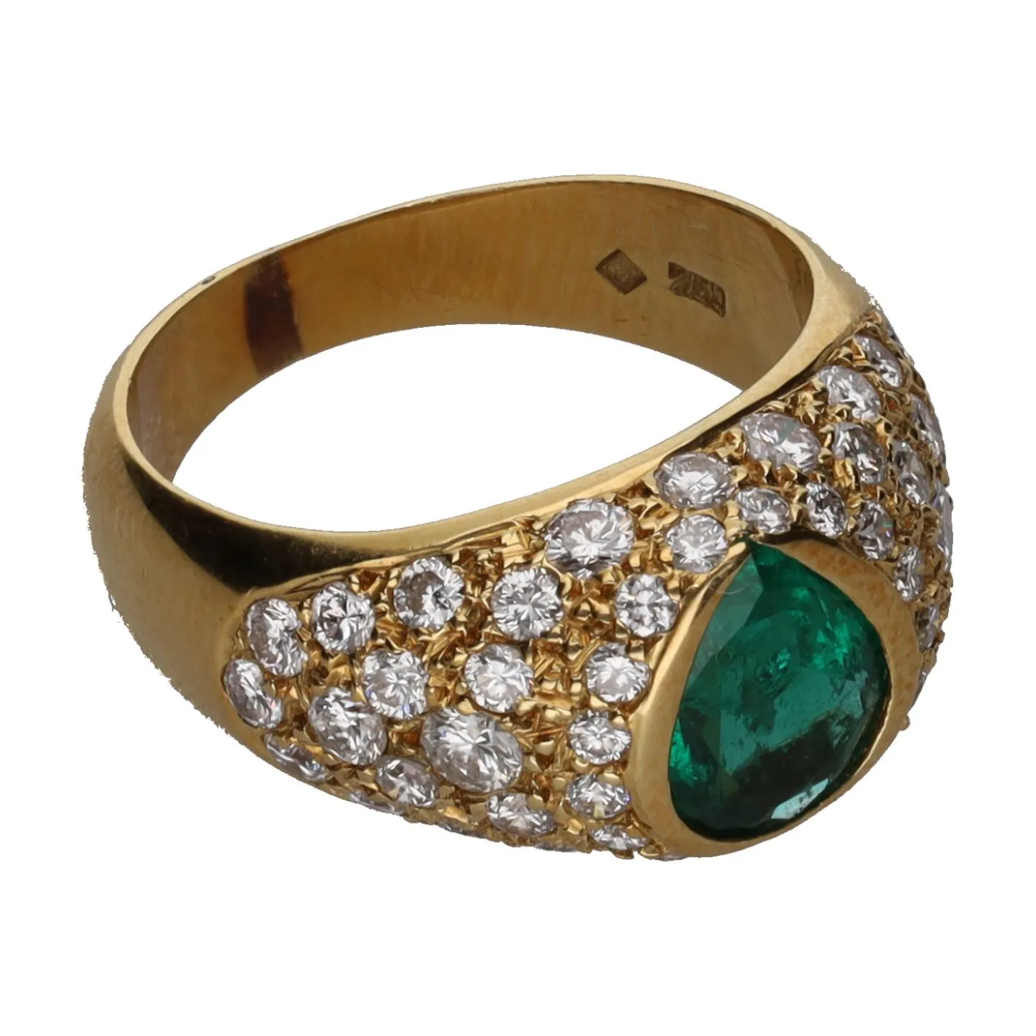 ANILLOS / SORTIJAS Sortija en oro amarillo con una esmeralda y brillantes. Talla 12.