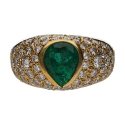 ANILLOS / SORTIJAS Sortija en oro amarillo con una esmeralda y brillantes. Talla 12.