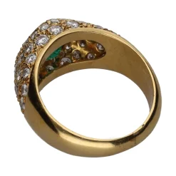 ANILLOS / SORTIJAS Sortija en oro amarillo con una esmeralda y brillantes. Talla 12.