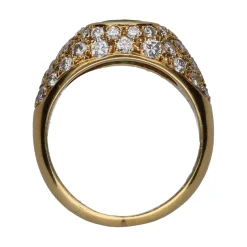 ANILLOS / SORTIJAS Sortija en oro amarillo con una esmeralda y brillantes. Talla 12.