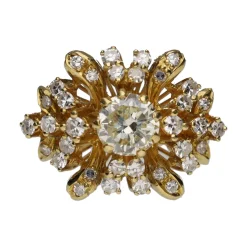 ANILLOS / SORTIJAS Sortija en oro amarillo con brillante central y detalles con brillantes. Talla 7.