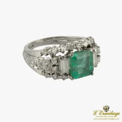 ANILLOS / SORTIJAS Sortija en oro blanco con esmeralda y diamantes.
