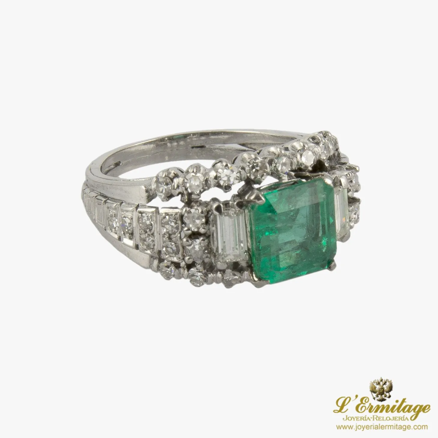 ANILLOS / SORTIJAS Sortija en oro blanco con esmeralda y diamantes.