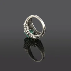 ANILLOS / SORTIJAS Sortija en oro blanco con esmeralda y diamantes.
