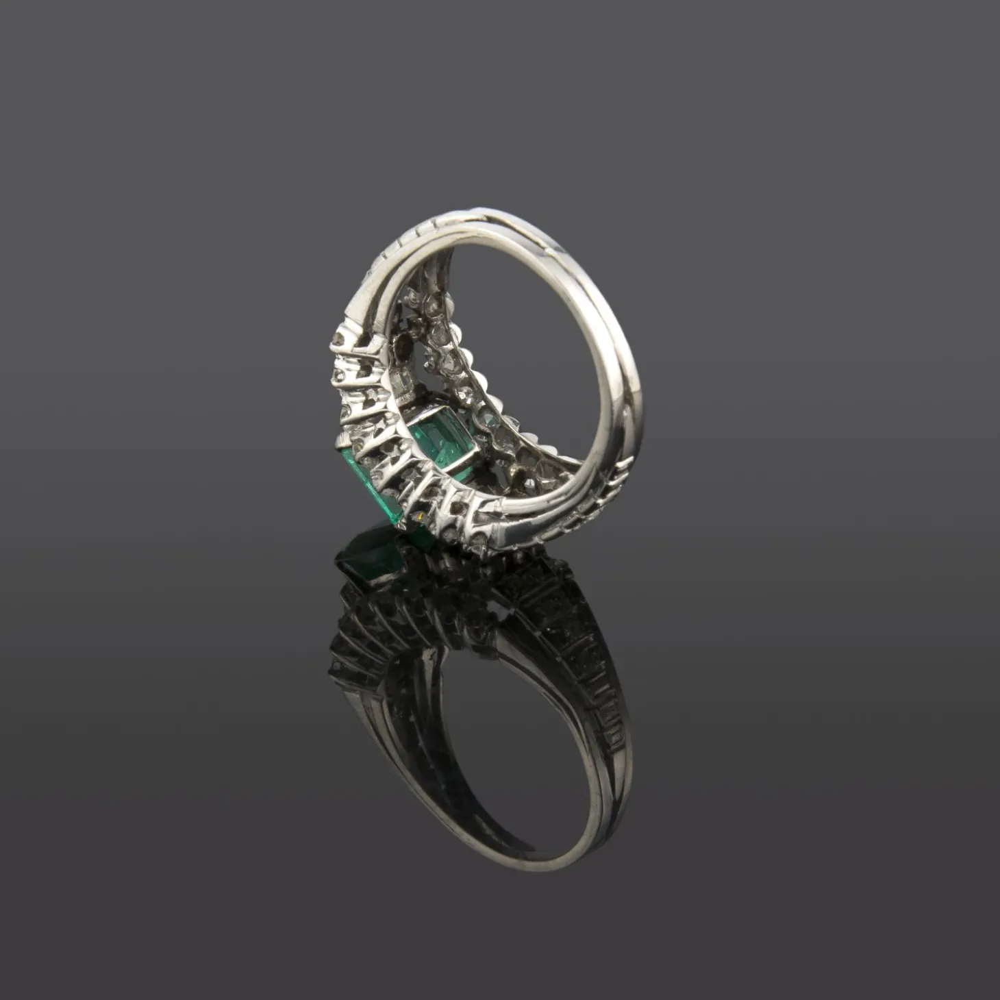 ANILLOS / SORTIJAS Sortija en oro blanco con esmeralda y diamantes.