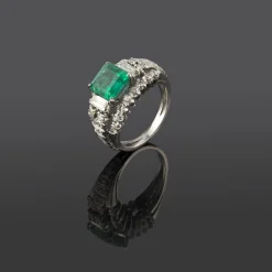 ANILLOS / SORTIJAS Sortija en oro blanco con esmeralda y diamantes.