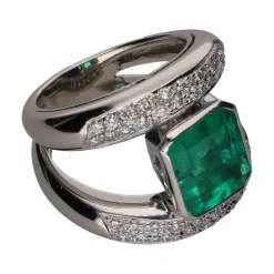 ANILLOS / SORTIJAS Sortija en oro blanco con esmeralda y brillantes. Talla 12.