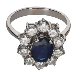 ANILLOS / SORTIJAS Sortija en oro blanco con zafiro y brillantes. Talla 19.