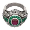 ANILLOS / SORTIJAS Sortija en oro blanco con rubí, esmeraldas y brillantes. Talla 14.
