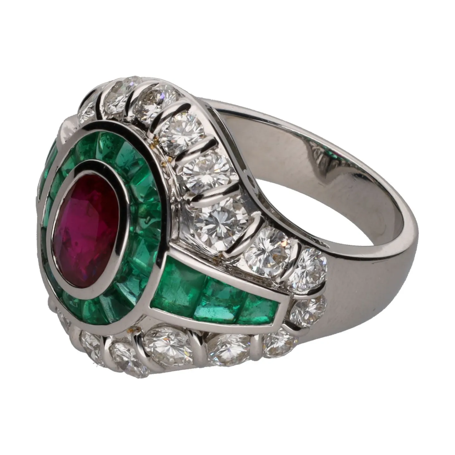 ANILLOS / SORTIJAS Sortija en oro blanco con rubí, esmeraldas y brillantes. Talla 14.