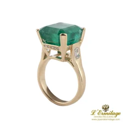 ANILLOS / SORTIJAS Sortija en oro amarillo con una esmeralda natural colombiana de 12,20 ct.