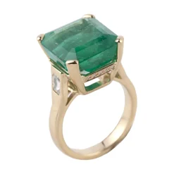 ANILLOS / SORTIJAS Sortija en oro amarillo con una esmeralda natural colombiana de 12,20 ct.