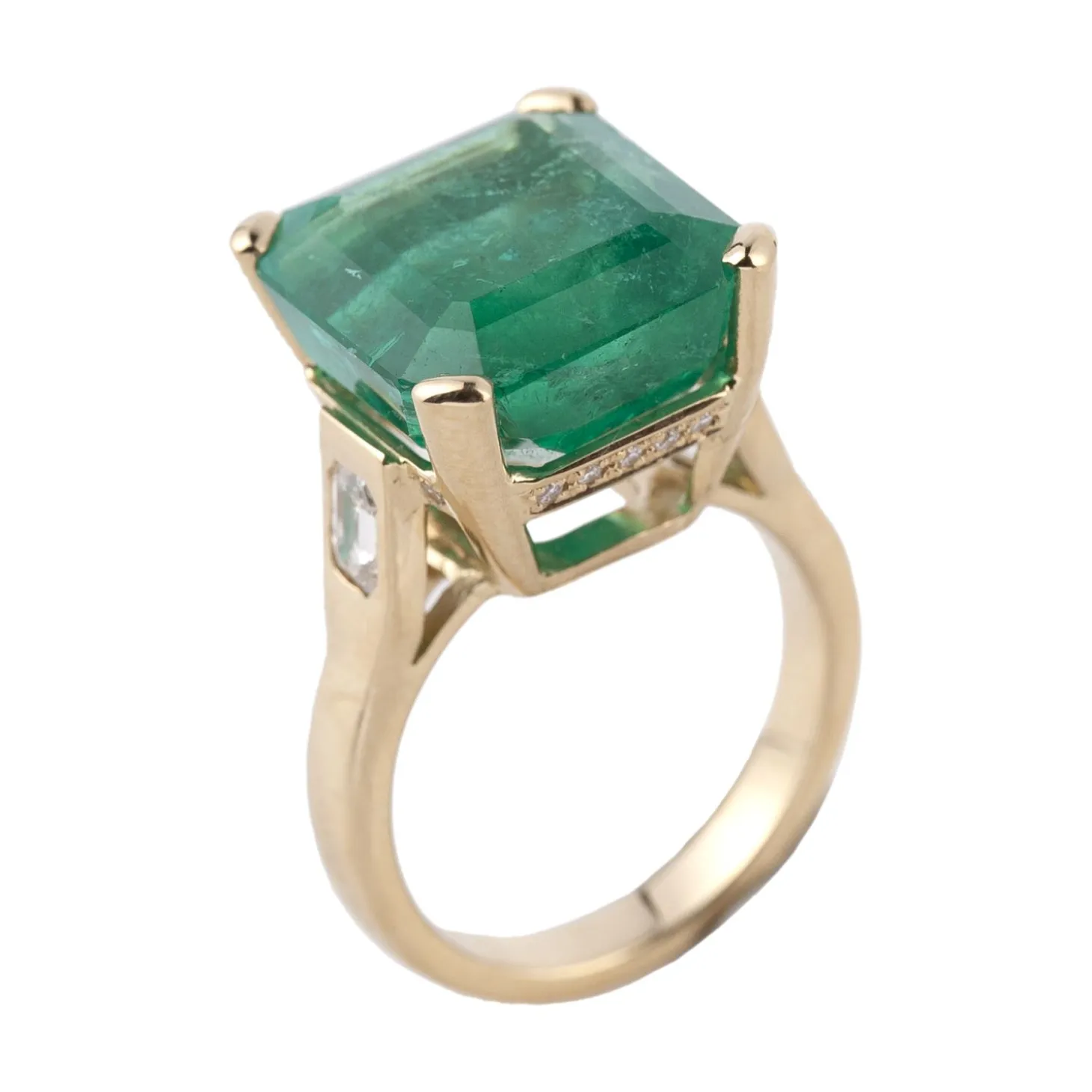ANILLOS / SORTIJAS Sortija en oro amarillo con una esmeralda natural colombiana de 12,20 ct.