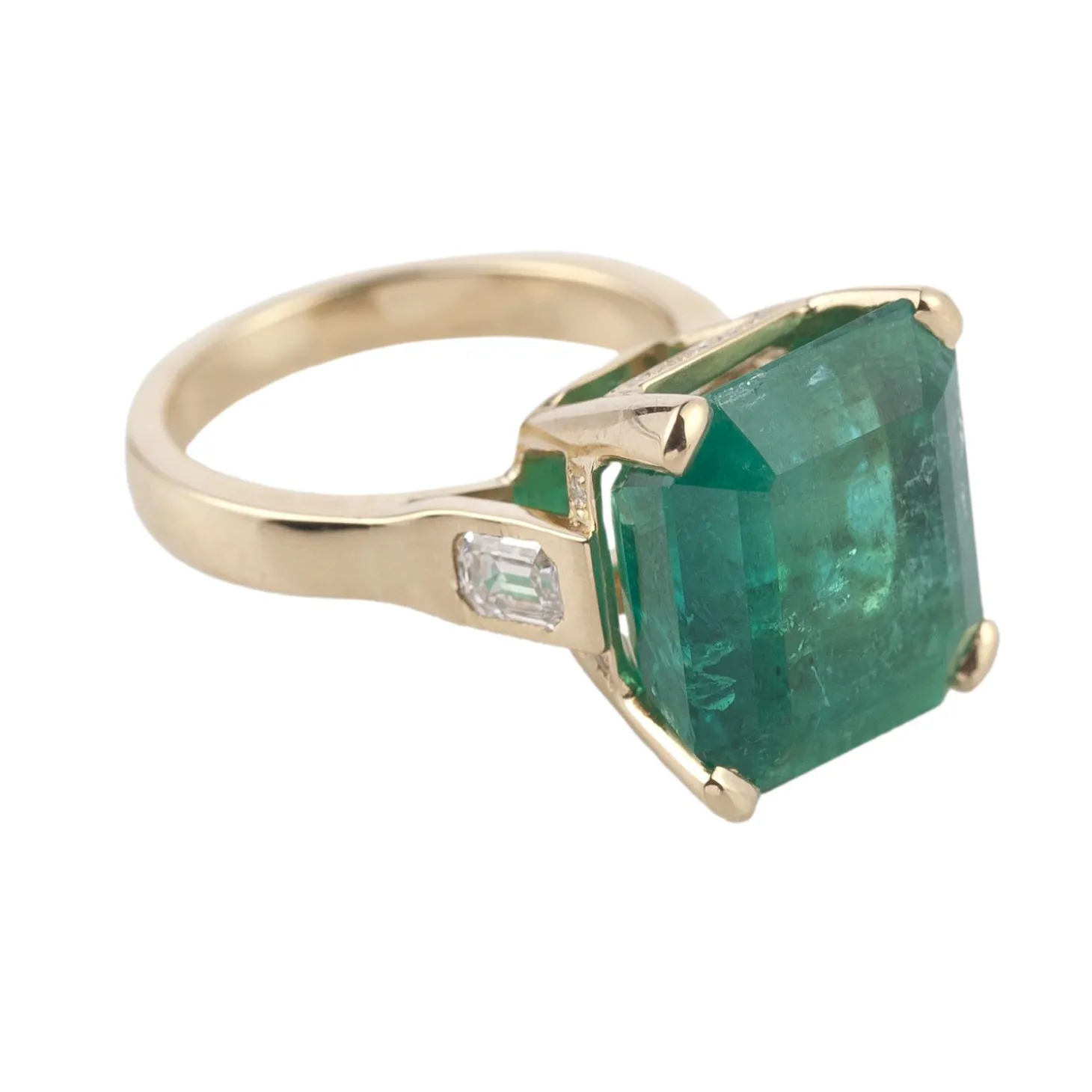 ANILLOS / SORTIJAS Sortija en oro amarillo con una esmeralda natural colombiana de 12,20 ct.