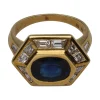 ANILLOS / SORTIJAS Sortija en oro amarillo con zafiro y baguettes. Talla 13.