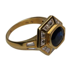 ANILLOS / SORTIJAS Sortija en oro amarillo con zafiro y baguettes. Talla 13.
