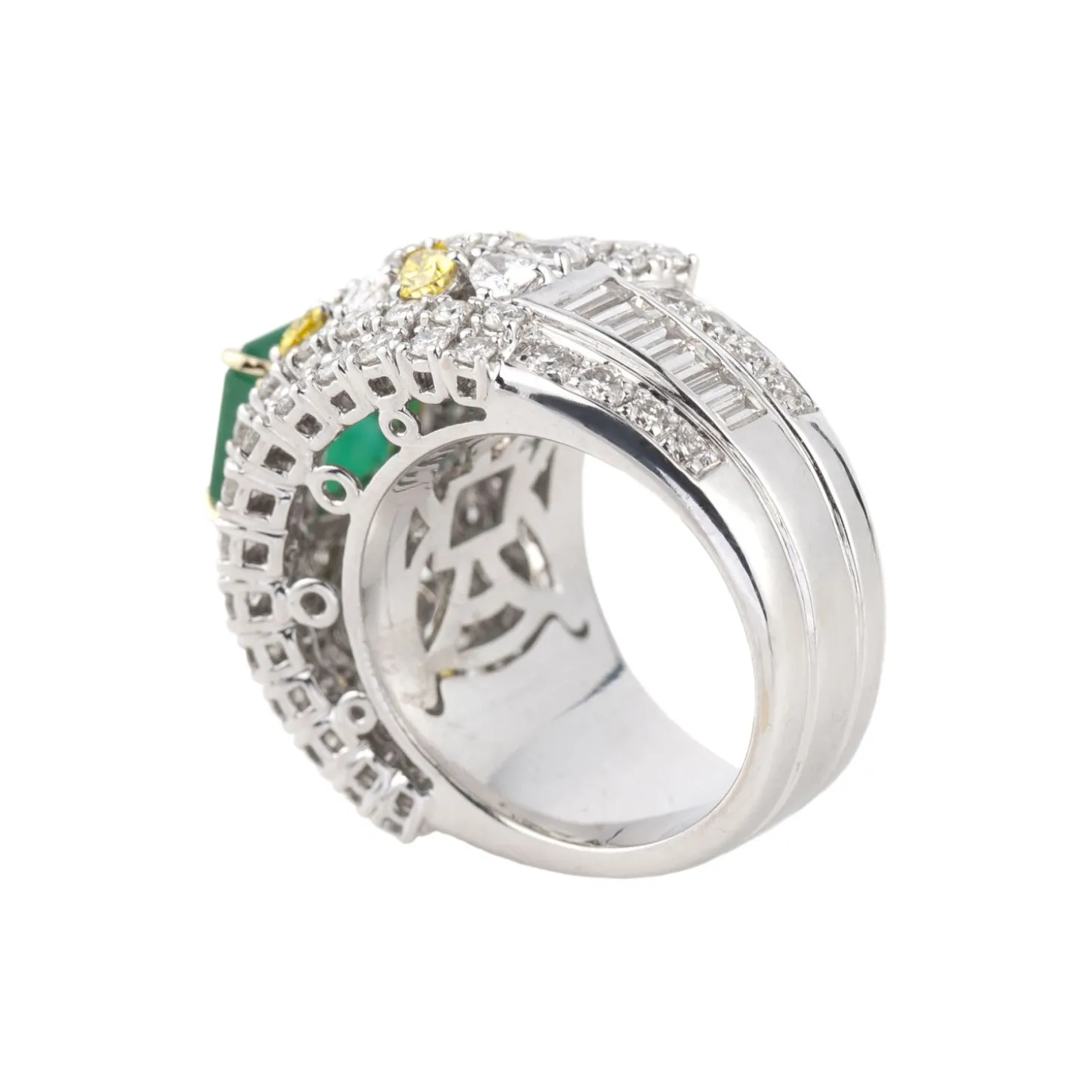 ANILLOS / SORTIJAS Sortija en oro blanco con esmeralda y diamantes. Talla 15.