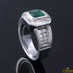 ANILLOS / SORTIJAS Sortija en oro blanco con esmeralda natural y diamantes naturales.