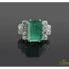 ANILLOS / SORTIJAS Sortija en oro blanco con esmeralda y brillantes. Talla 11.