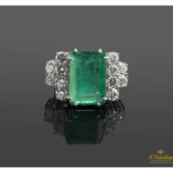 ANILLOS / SORTIJAS Sortija en oro blanco con esmeralda y brillantes. Talla 11.