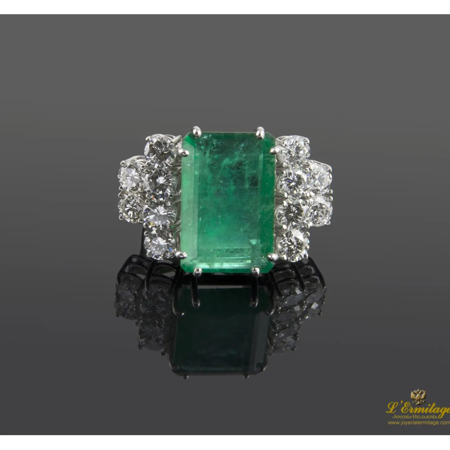 ANILLOS / SORTIJAS Sortija en oro blanco con esmeralda y brillantes. Talla 11.