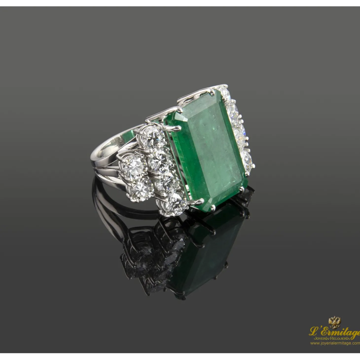 ANILLOS / SORTIJAS Sortija en oro blanco con esmeralda y brillantes. Talla 11.