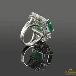 ANILLOS / SORTIJAS Sortija en oro blanco con esmeralda y brillantes. Talla 11.