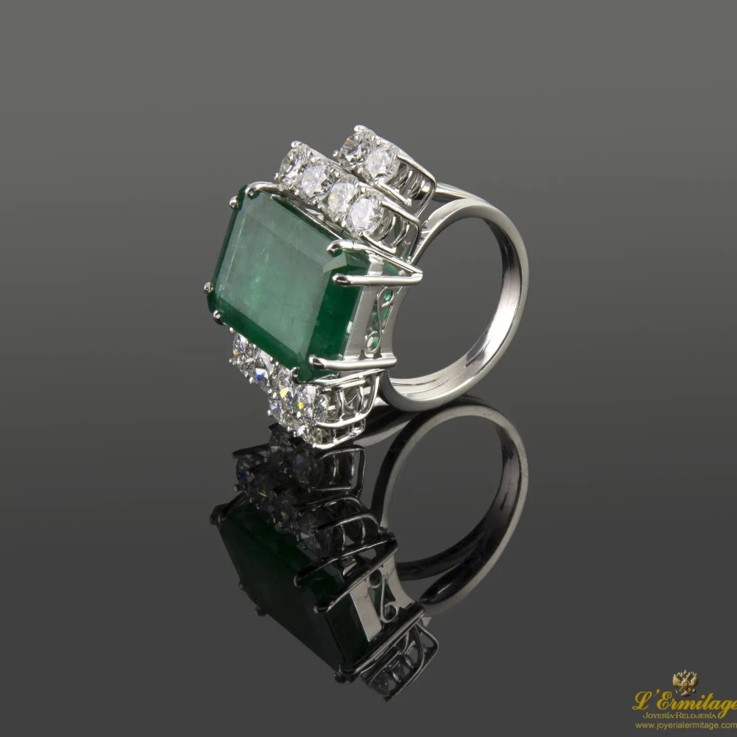 ANILLOS / SORTIJAS Sortija en oro blanco con esmeralda y brillantes. Talla 11.