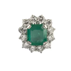 ANILLOS / SORTIJAS Sortija en oro blanco con una esmeralda y orla de brillantes.