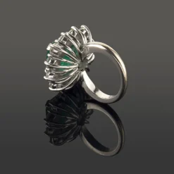 ANILLOS / SORTIJAS Sortija en oro blanco con una esmeralda y orla de brillantes.