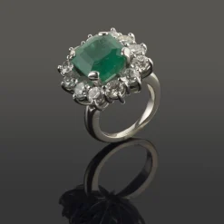 ANILLOS / SORTIJAS Sortija en oro blanco con una esmeralda y orla de brillantes.