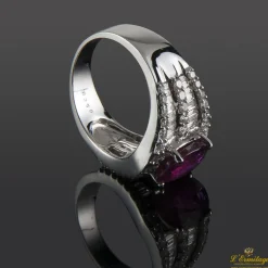 ANILLOS / SORTIJAS Sortija en oro blanco con rubí y diamantes.