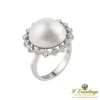 ANILLOS / SORTIJAS Sortija en oro blanco con perla y orla de brillantes.
