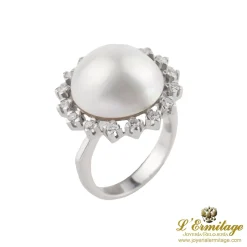 ANILLOS / SORTIJAS Sortija en oro blanco con perla y orla de brillantes.