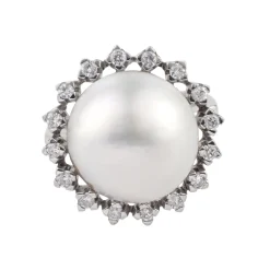 ANILLOS / SORTIJAS Sortija en oro blanco con perla y orla de brillantes.