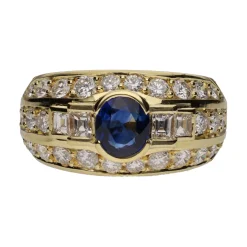 ANILLOS / SORTIJAS Sortija en oro amarillo con zafiro y diamantes naturales. Talla 15.