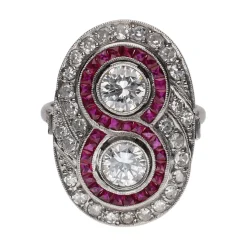 ANILLOS / SORTIJAS Sortija en platino con dos brillantes centrales, rubíes y detalles con diamantes. Talla 16.