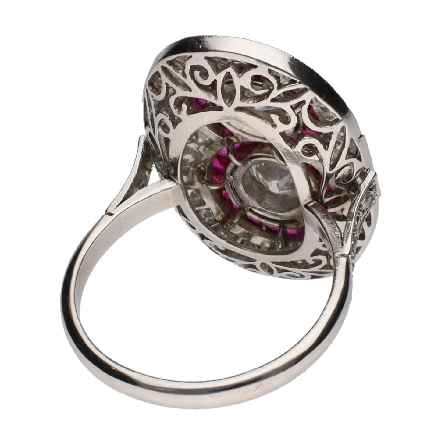 ANILLOS / SORTIJAS Sortija en platino con dos brillantes centrales, rubíes y detalles con diamantes. Talla 16.