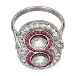 ANILLOS / SORTIJAS Sortija en platino con dos brillantes centrales, rubíes y detalles con diamantes. Talla 16.