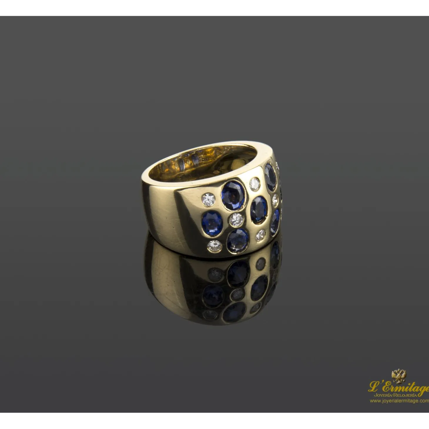 ANILLOS / SORTIJAS Sortija firmada por yanes en oro amarillo con zafiros y brillantes.