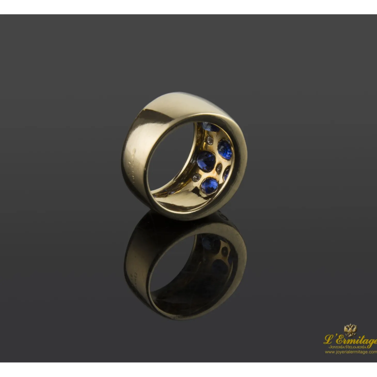 ANILLOS / SORTIJAS Sortija firmada por yanes en oro amarillo con zafiros y brillantes.
